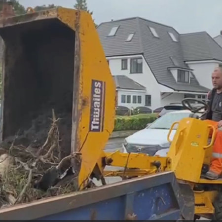 Scissor lift dump truck